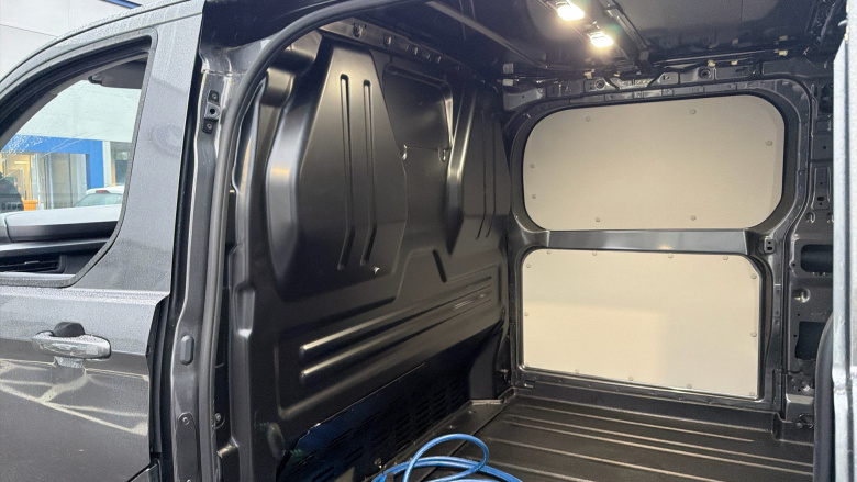 Ford Transit Custom E-320 L1 Rwd 160kW 65kWh H1 Van Sport Auto